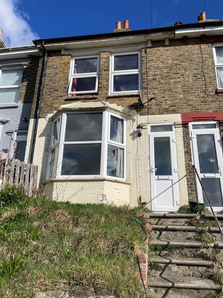 Lot: 92 - THREE-BEDROOM TERRACED HOUSE WITH VIEWS - Bay fronted house